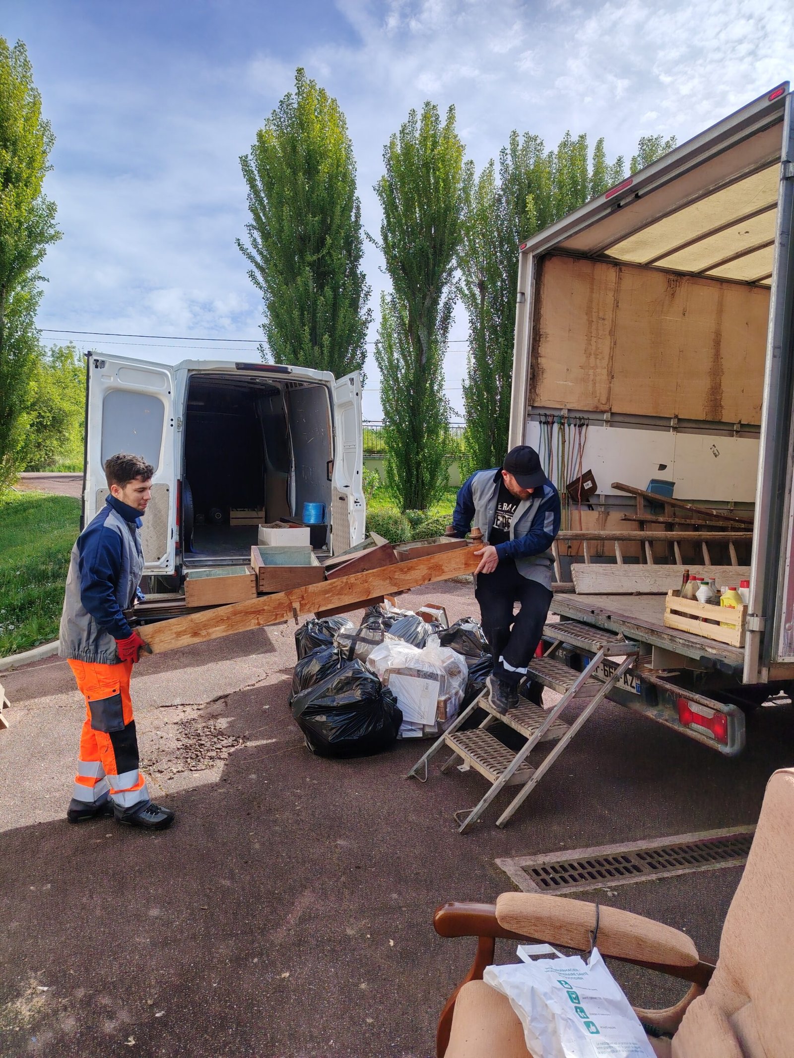 Équipe professionnelle réalisant une prestation de débarras d’appartement en Île-de-France