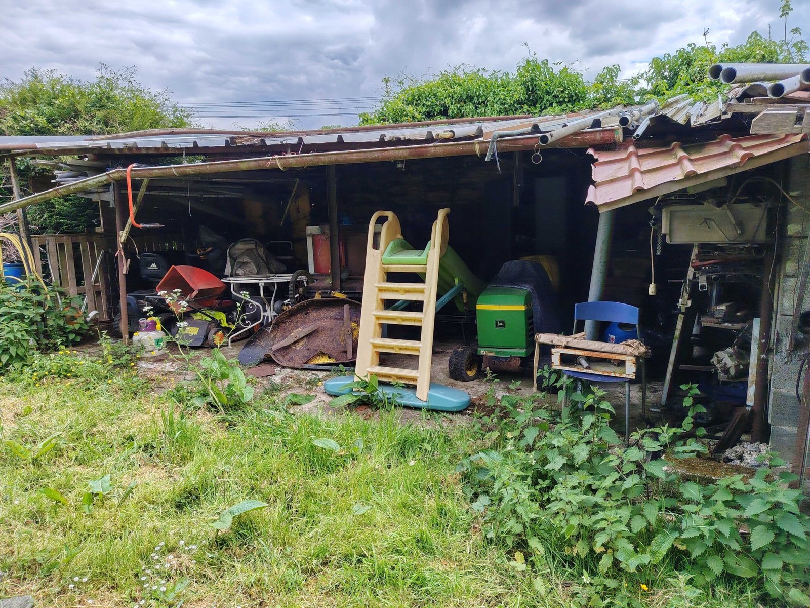 Débarras maison encombrée à Poissy — abri de jardin et encombrants