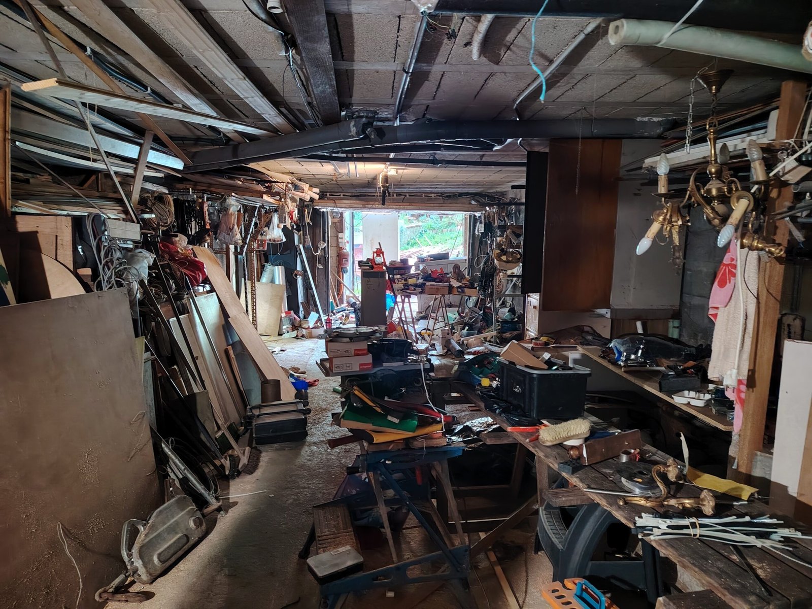 Garage très encombré avant débarras complet et évacuation des objets