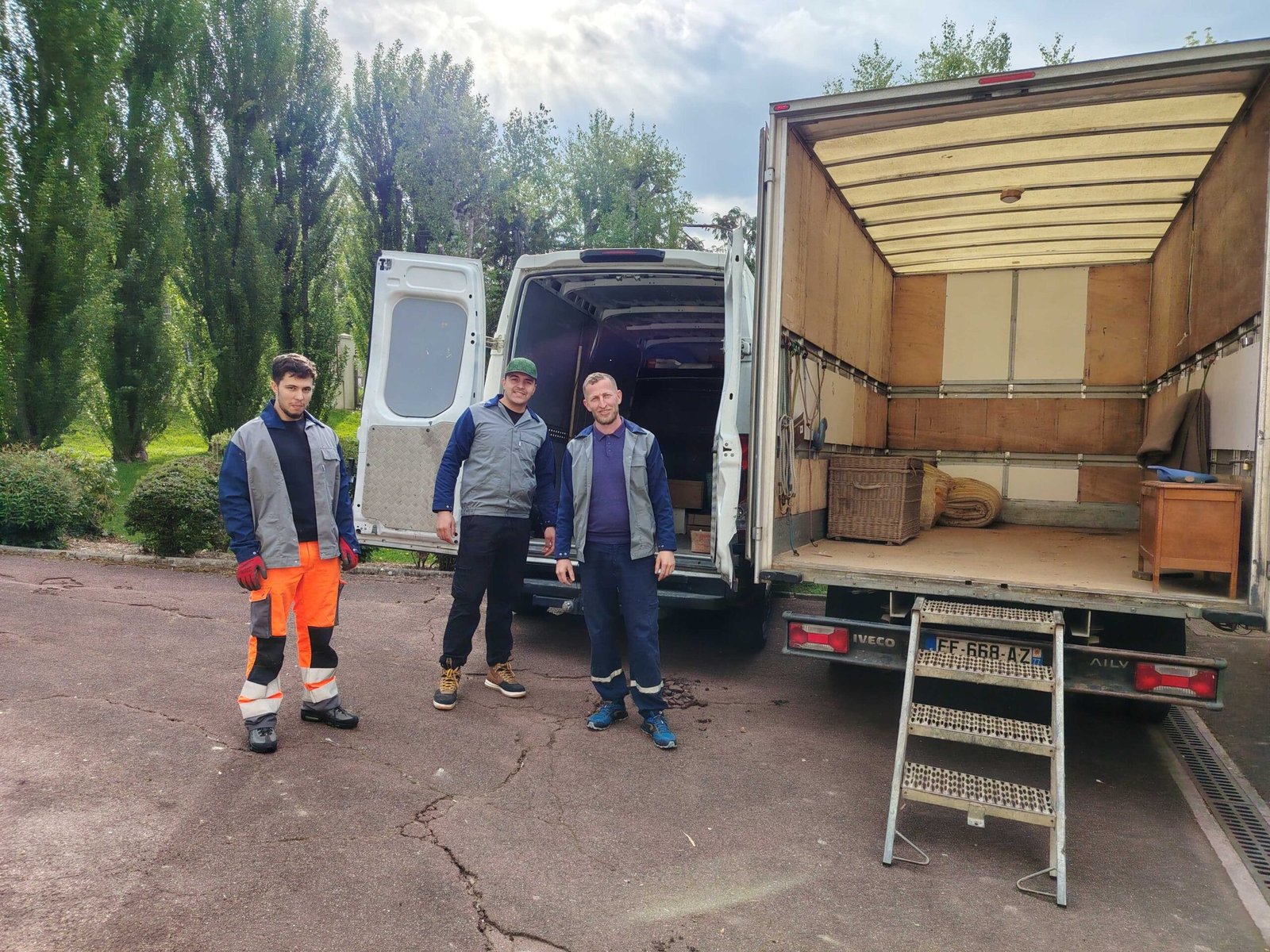 Équipe Débarras Intégral Paris avec camion lors d'une intervention à Achères 78260 Yvelines