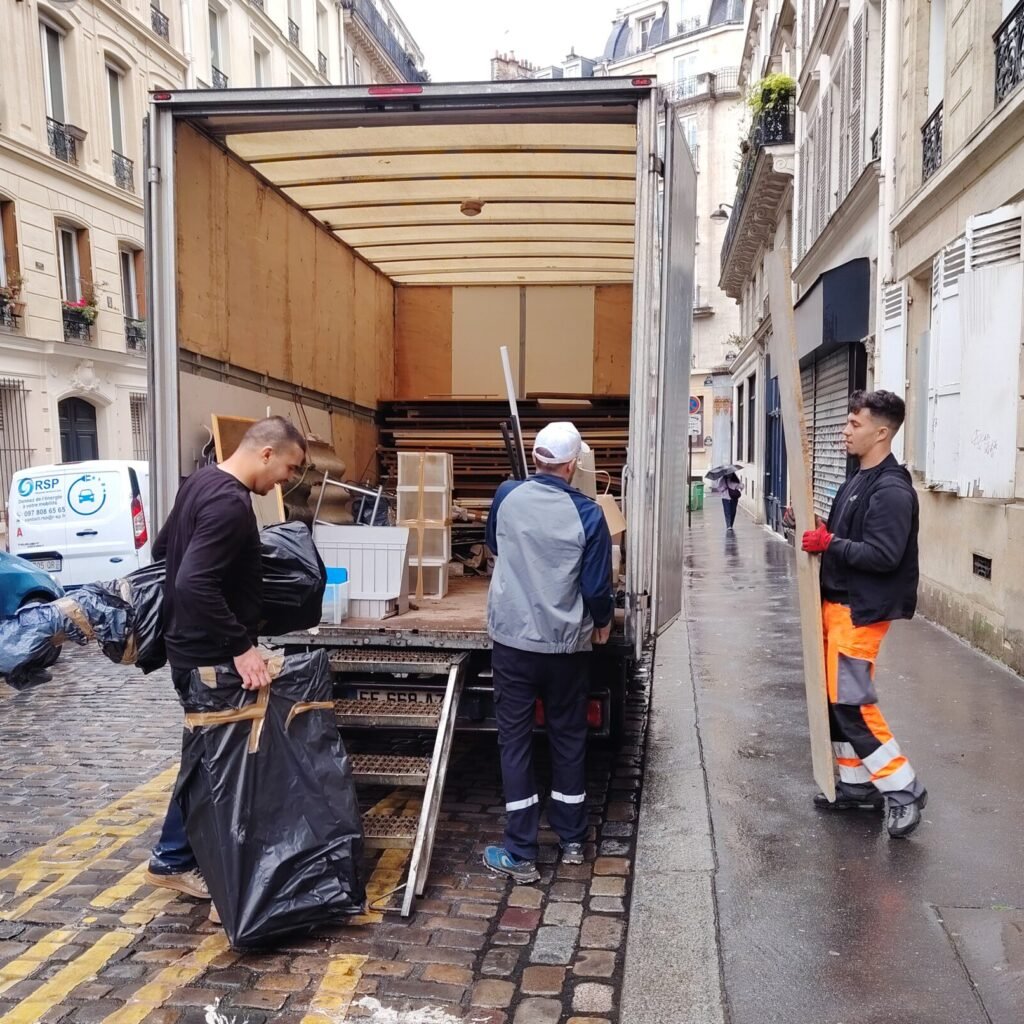 Équipe de débarras intervenant dans un appartement à Paris 75 pour évacuer les encombrants