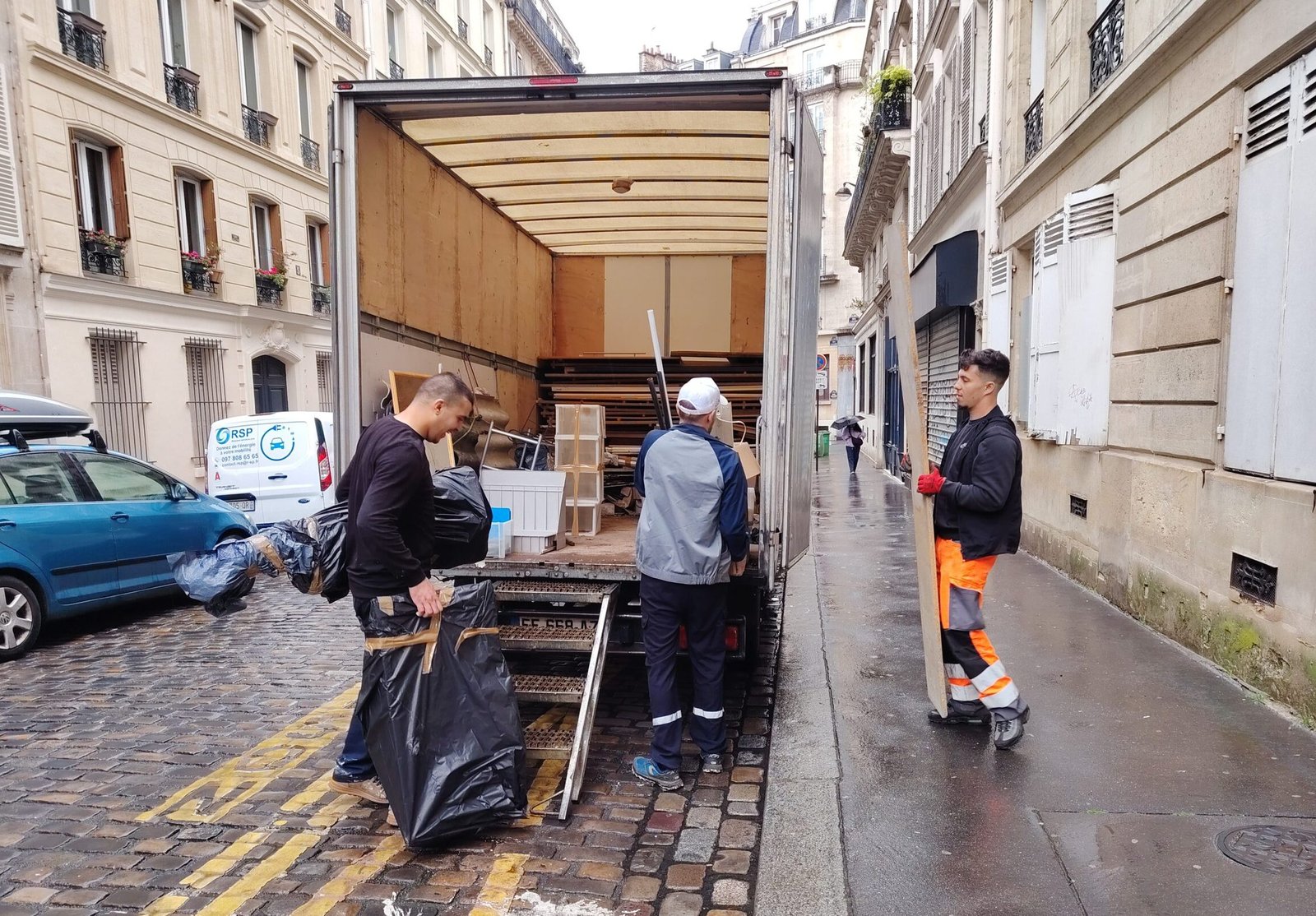 Équipe de débarras après chantier à Paris évacuant des encombrants et déchets de travaux