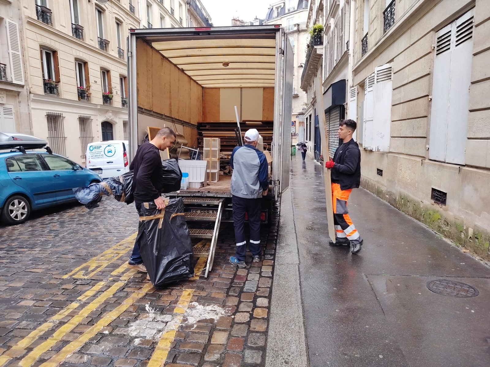 Équipe professionnelle réalisant un débarras de maison à Paris